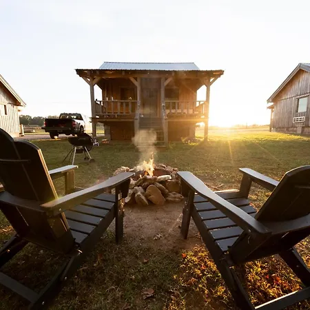 Centerhilllakecouplesrelaxingcreeksidetinycabin 4